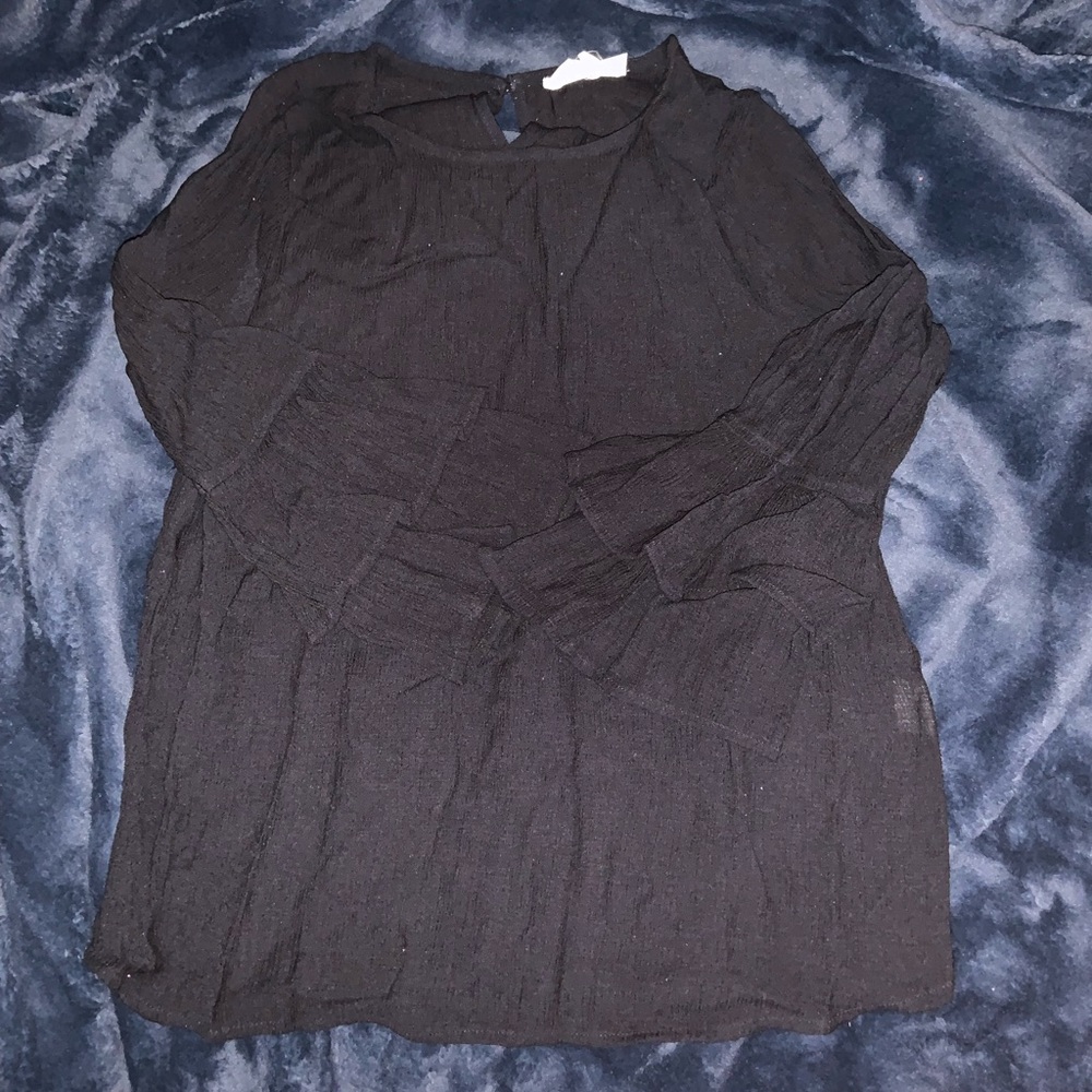 Thin black long sleeve with bell sleeves 🖤